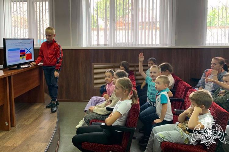 В честь Дня Государственного флага росгвардейцы провели тематические мероприятия 