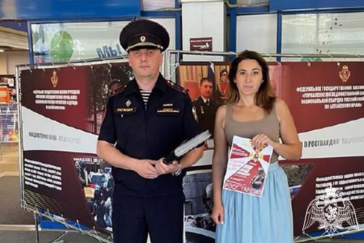 Росгвардейцы вневедомственной охраны представили свой стенд на городской ярмарке вакансий