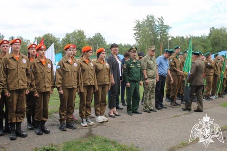 Росгвардейцы поздравили подшефных ребят с завершением летней смены «Юный патриот Алтая»