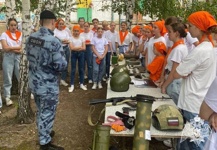 Выездную презентацию службы спецназа ОМОН провели росгвардейцы в детской международной деревне «Алтай»