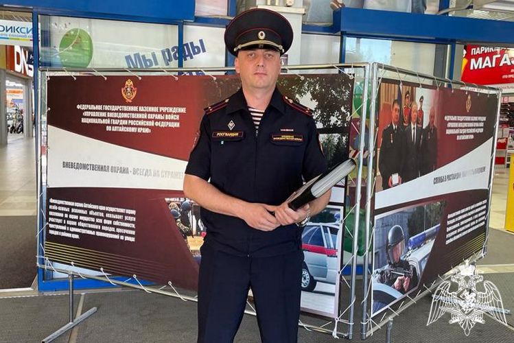 Росгвардейцы вневедомственной охраны представили свой стенд на городской ярмарке вакансий
