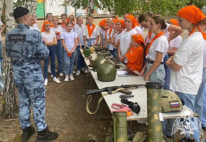 Выездную презентацию службы спецназа ОМОН провели росгвардейцы в детской международной деревне «Алтай»