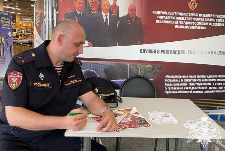 Росгвардейцы вневедомственной охраны представили свой стенд на городской ярмарке вакансий
