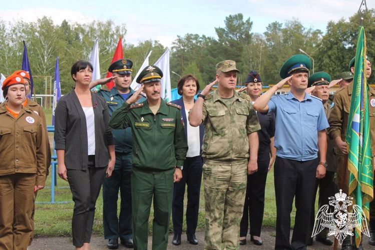 Росгвардейцы поздравили подшефных ребят с завершением летней смены «Юный патриот Алтая»