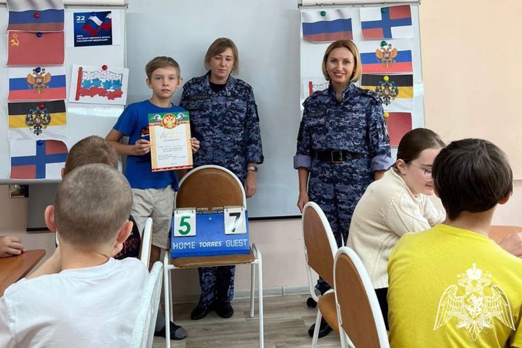 Росгвардейцы провели викторину «Государственный флаг РФ» для ребят в краевом социально-реабилитационном центре для несовершеннолетних