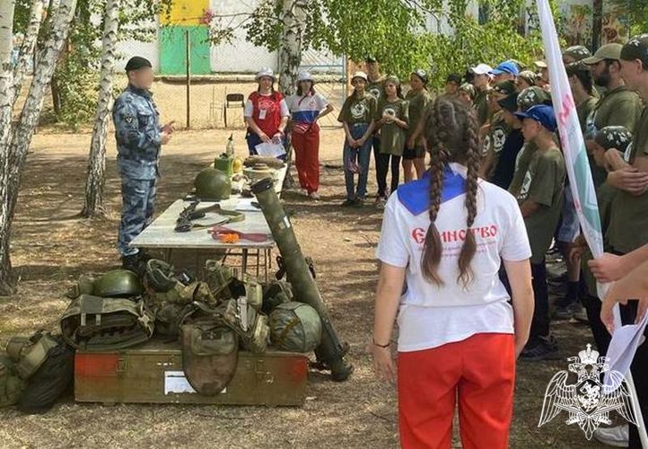 Выездную презентацию службы спецназа ОМОН провели росгвардейцы в детской международной деревне «Алтай»
