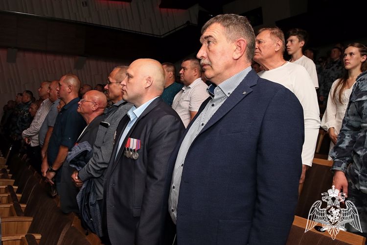 Бойцы ОМОН «Алтай» принимают поздравления
