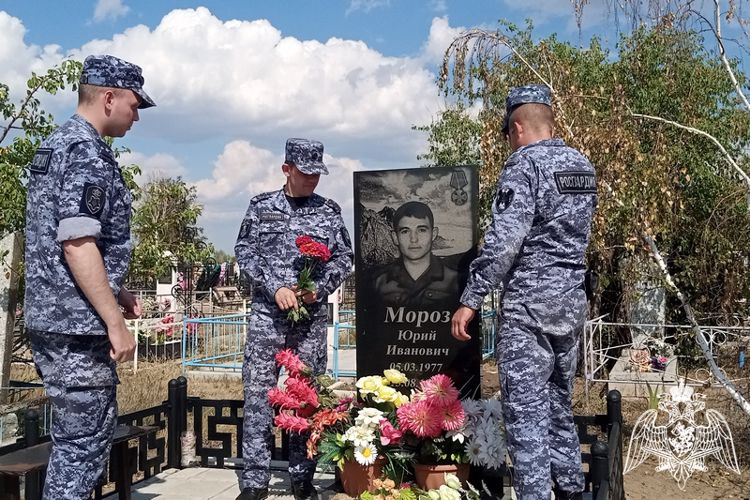 Росгвардейцы почтили память погибшего правоохранителя