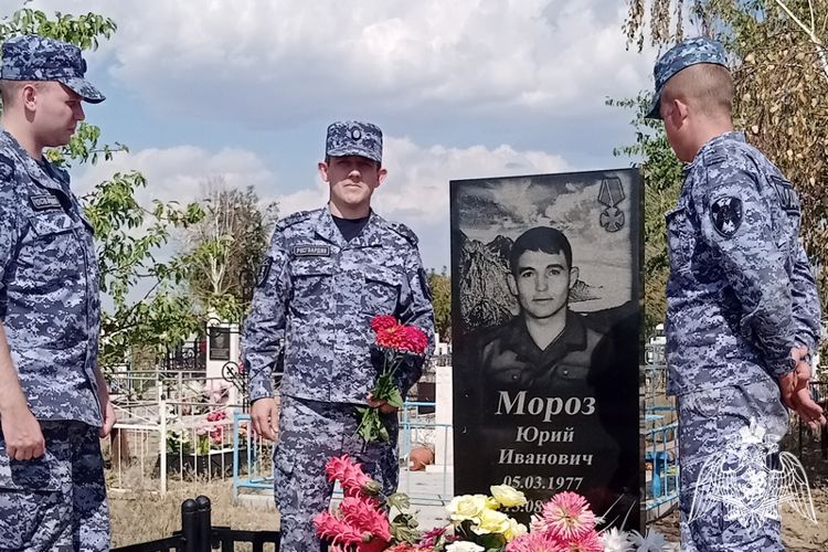 Росгвардейцы почтили память погибшего правоохранителя