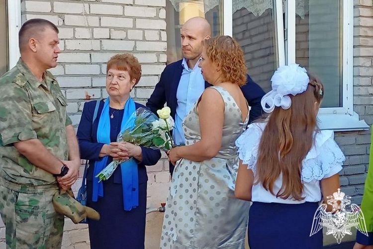 Росгвардейцы поздравили школьников с Днем знаний и началом учебного года