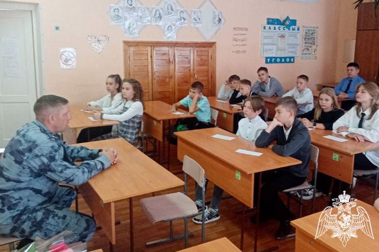 Офицеры Росгвардии провели тематические занятия «Разговоры о важном» в барнаульских школах