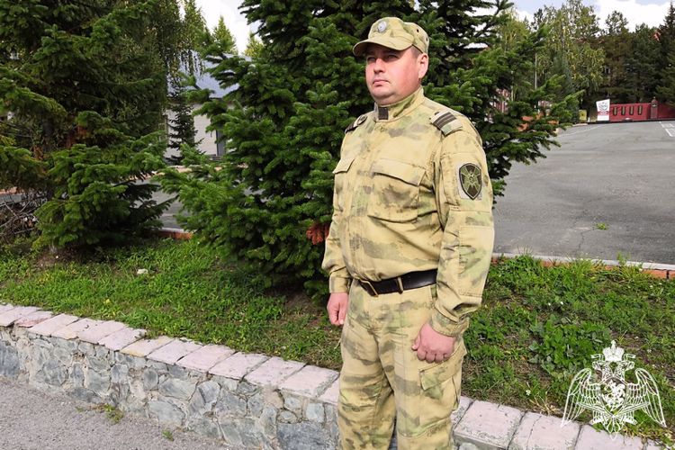 Военнослужащий Росгвардии оказал помощь травмированной при падении на улице горожанке