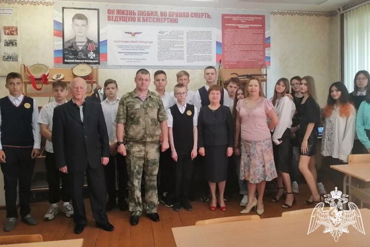 Росгвардейцы поздравили школьников с Днем знаний и началом учебного года