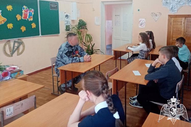Офицеры Росгвардии провели тематические занятия «Разговоры о важном» в барнаульских школах