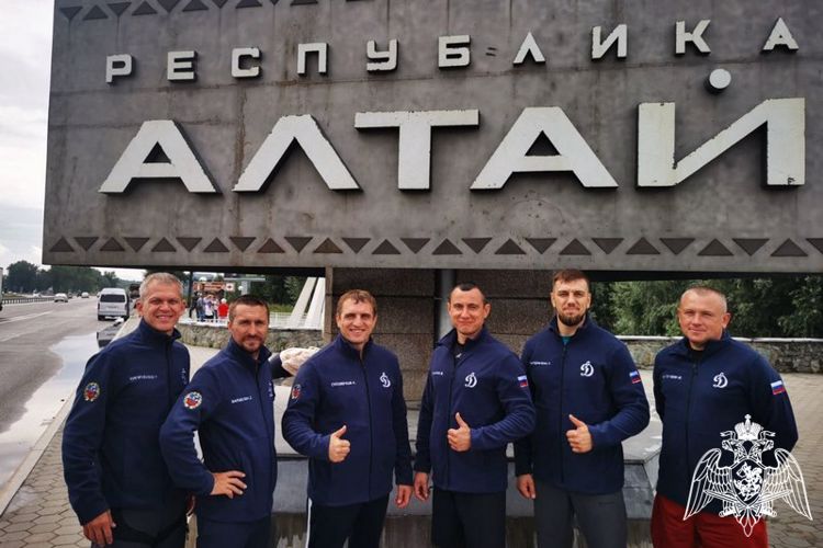 Офицер СОБР «Скала» совершил туристический поход к подножью горы Белуха в составе команды общества «Динамо»