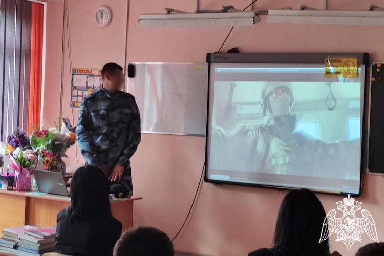 Офицеры Росгвардии провели тематические занятия «Разговоры о важном» в барнаульских школах
