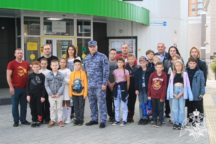 Росгвардейцы организовали увлекательную экскурсию для детей