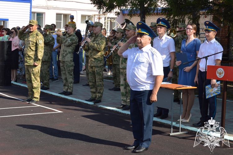 Росгвардейцы поздравили школьников с Днем знаний и началом учебного года