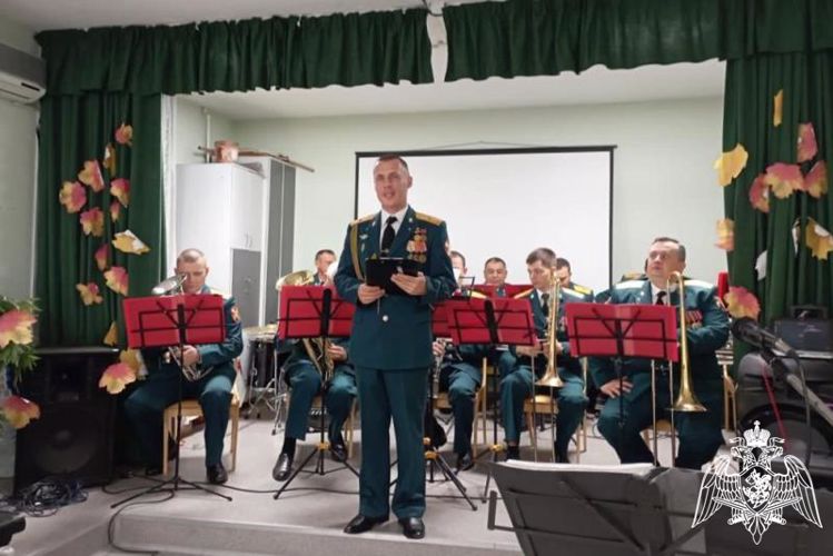 Росгвардейцы поздравляют ветеранов с праздником