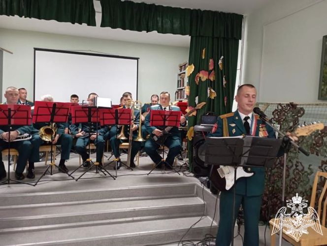 Росгвардейцы поздравляют ветеранов с праздником