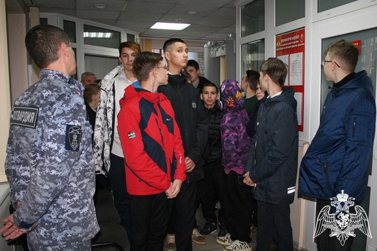 Росгвардейцы провели большую экскурсию для школьников