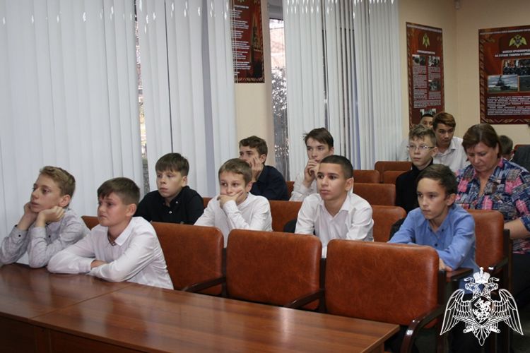 Росгвардейцы провели большую экскурсию для школьников