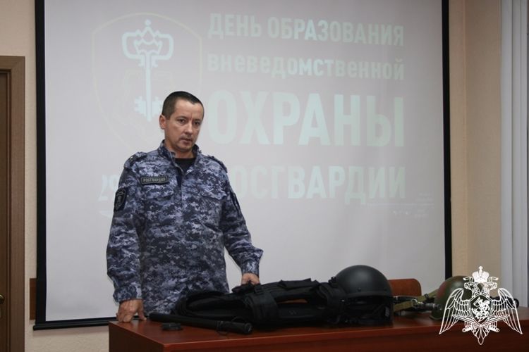Росгвардейцы провели большую экскурсию для школьников