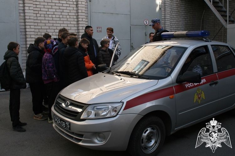 Росгвардейцы провели большую экскурсию для школьников