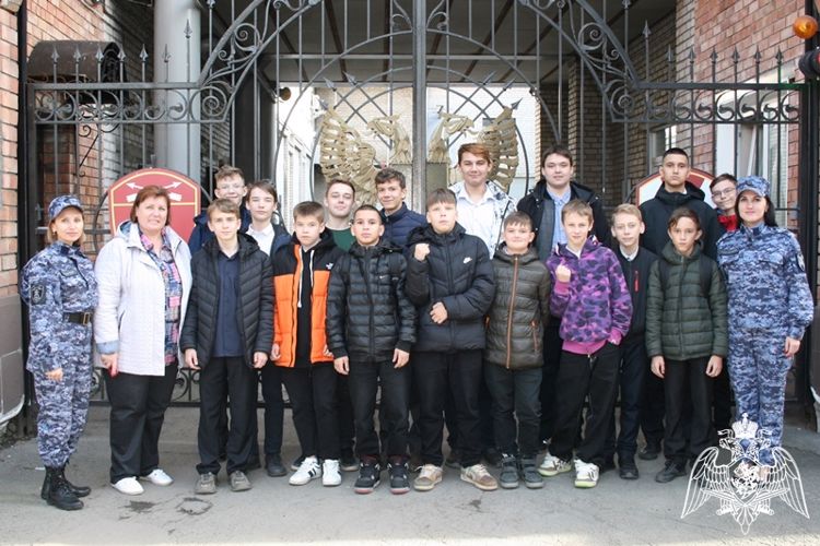 Росгвардейцы провели большую экскурсию для школьников