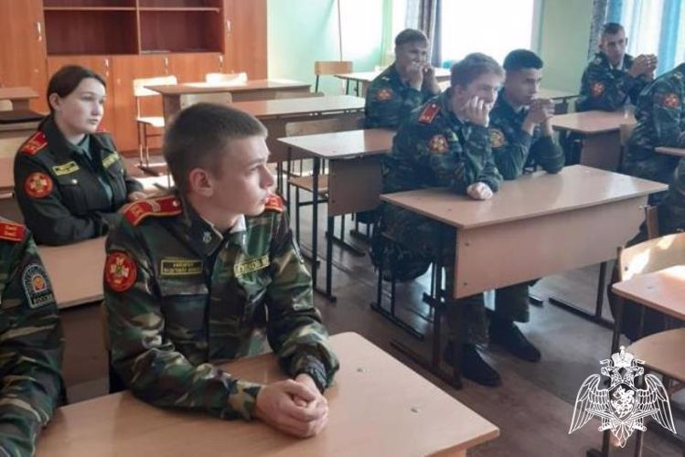 Курсанты Росгвардии провели тематическое занятие с кадетами Бийска