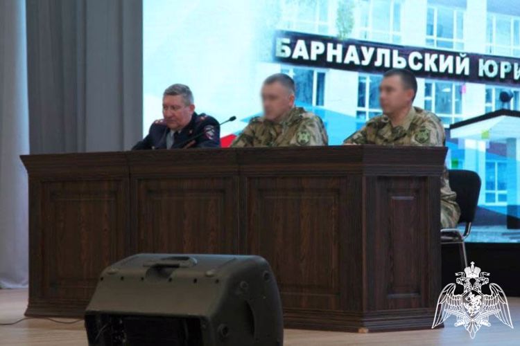 Офицеры СибО Росгвардии провели занятия с барнаульскими курсантами
