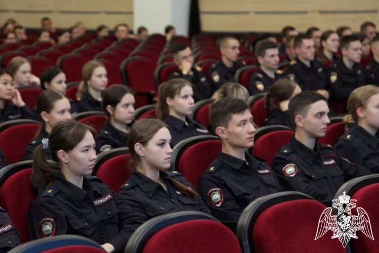 Офицеры СибО Росгвардии провели занятия с барнаульскими курсантами