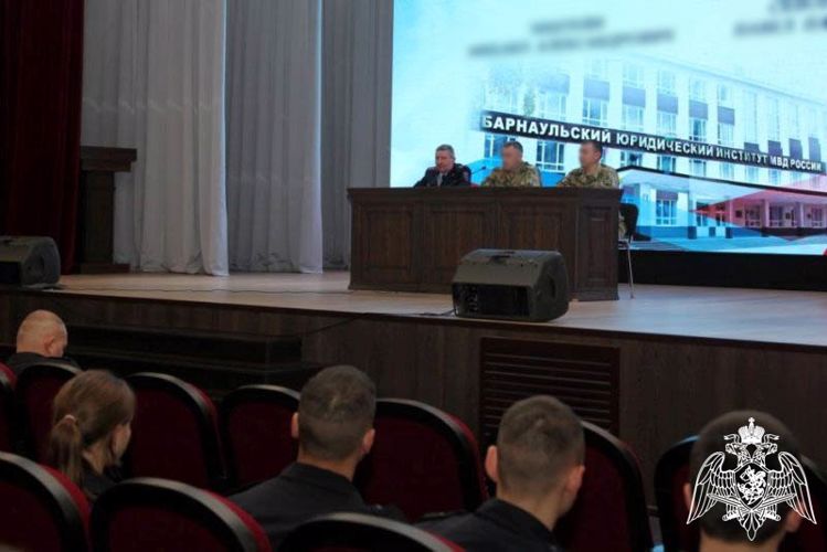 Офицеры СибО Росгвардии провели занятия с барнаульскими курсантами