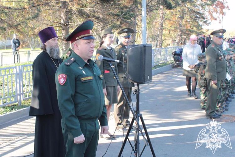 Росгвардейцы поздравили юных бийчан с посвящением в кадеты