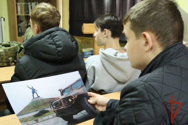 Барнаульским школьникам рассказали о работе ОМОН Росгвардии