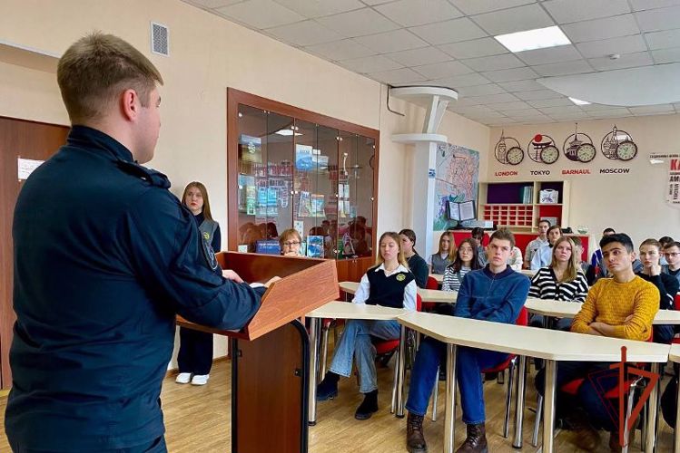 Мама росгвардейца-героя рассказала юным барнаульцам о сыне