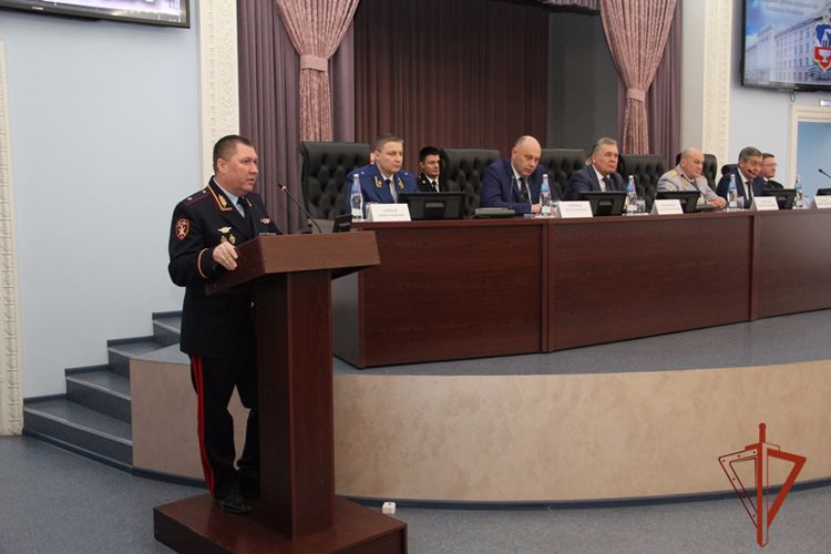 Сотрудники алтайской полиции отмечены наградами Росгвардии