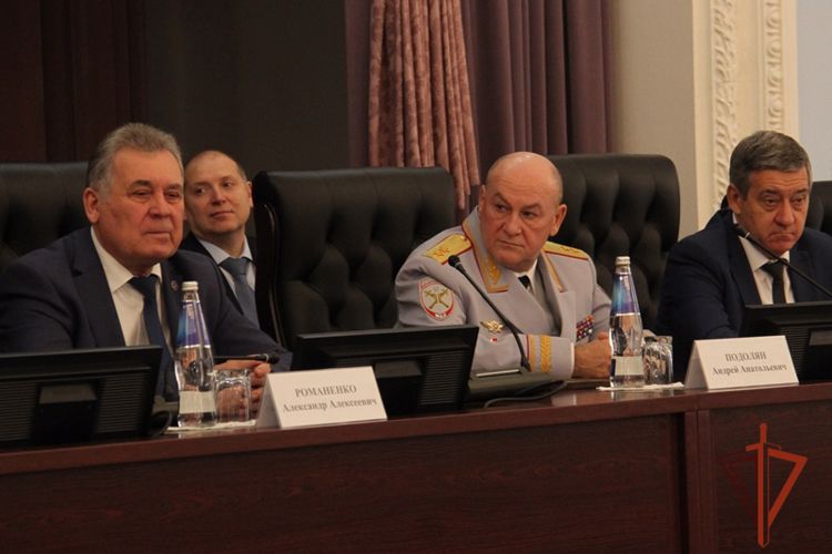 Сотрудники алтайской полиции отмечены наградами Росгвардии