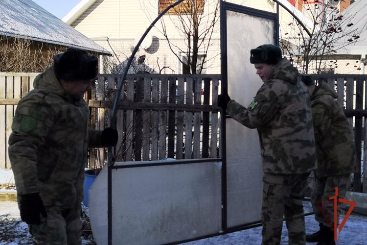 Росгвардейцы помогли семье боевого товарища
