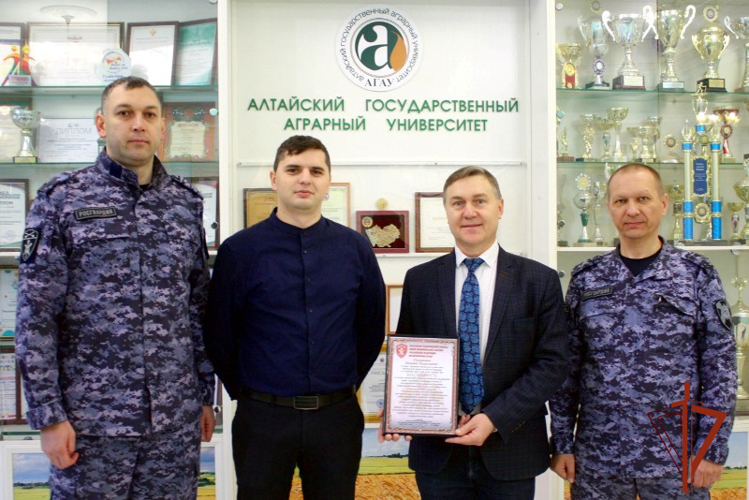 Росгвардейцы поблагодарили преподавателей «Летной школы» АГАУ