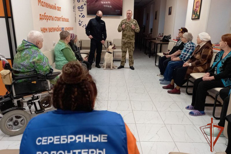Кинологи Росгвардии побывали в гостях у барнаульских ветеранов