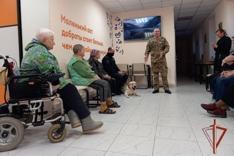 Кинологи Росгвардии побывали в гостях у барнаульских ветеранов