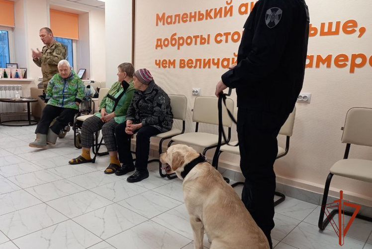 Кинологи Росгвардии побывали в гостях у барнаульских ветеранов