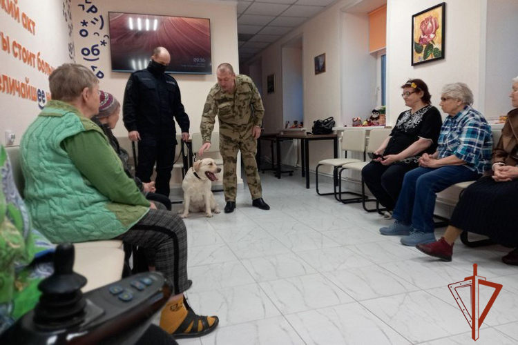 Кинологи Росгвардии побывали в гостях у барнаульских ветеранов