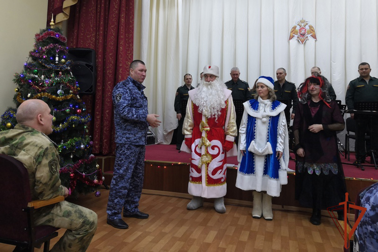 Дед Мороз специального назначения поздравил личный состав Управления Росгвардии по Алтайскому краю новогодним концертом 