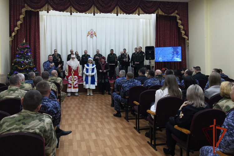 Дед Мороз специального назначения поздравил личный состав Управления Росгвардии по Алтайскому краю новогодним концертом 