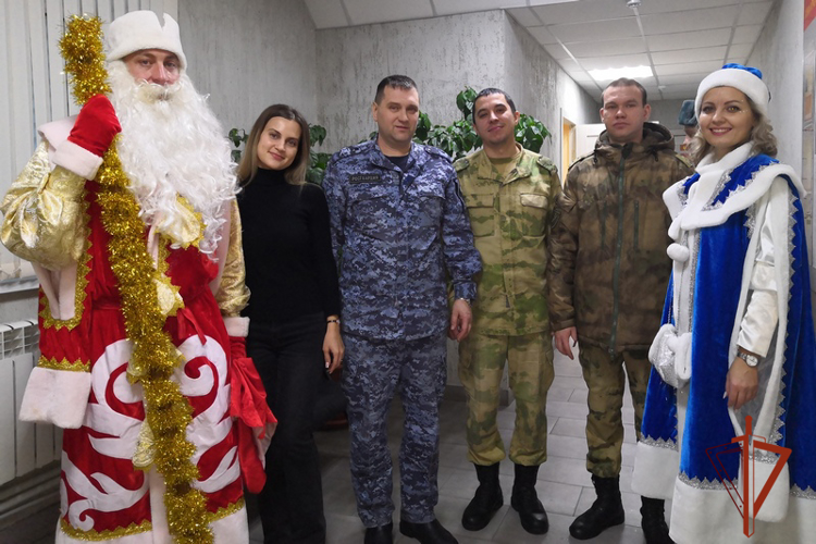 Дед Мороз специального назначения поздравил личный состав Управления Росгвардии по Алтайскому краю новогодним концертом 