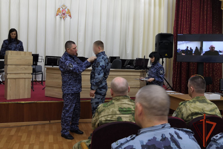 Дед Мороз специального назначения поздравил личный состав Управления Росгвардии по Алтайскому краю новогодним концертом 