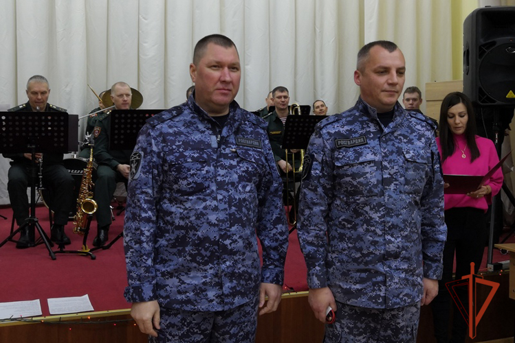 Дед Мороз специального назначения поздравил личный состав Управления Росгвардии по Алтайскому краю новогодним концертом 