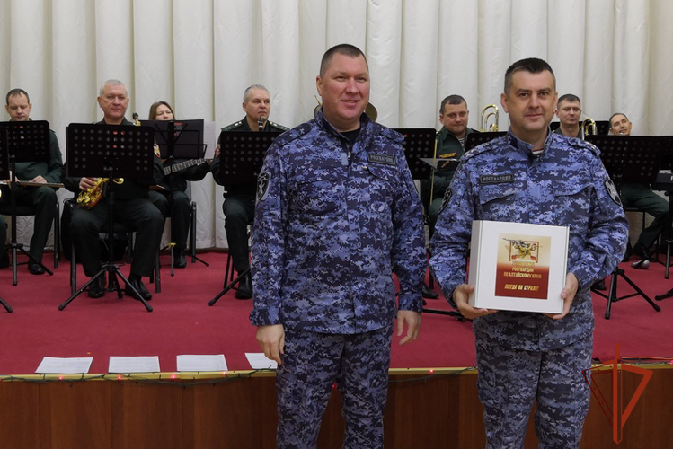 Дед Мороз специального назначения поздравил личный состав Управления Росгвардии по Алтайскому краю новогодним концертом 